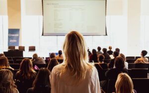 口臭が気になる！人前で話す時の効果的な対策は？